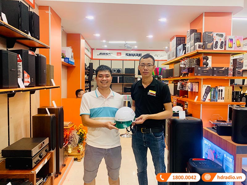 Khách hàng nhận mũ bảo hiểm