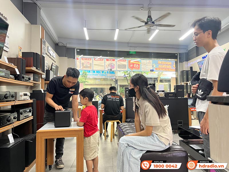 Khách hàng mua sắm tại showroom HDRadio Hai Bà Trưng