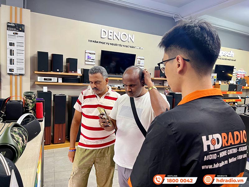 Khách hàng mua sắm tại showroom HDRadio Hai Bà Trưng
