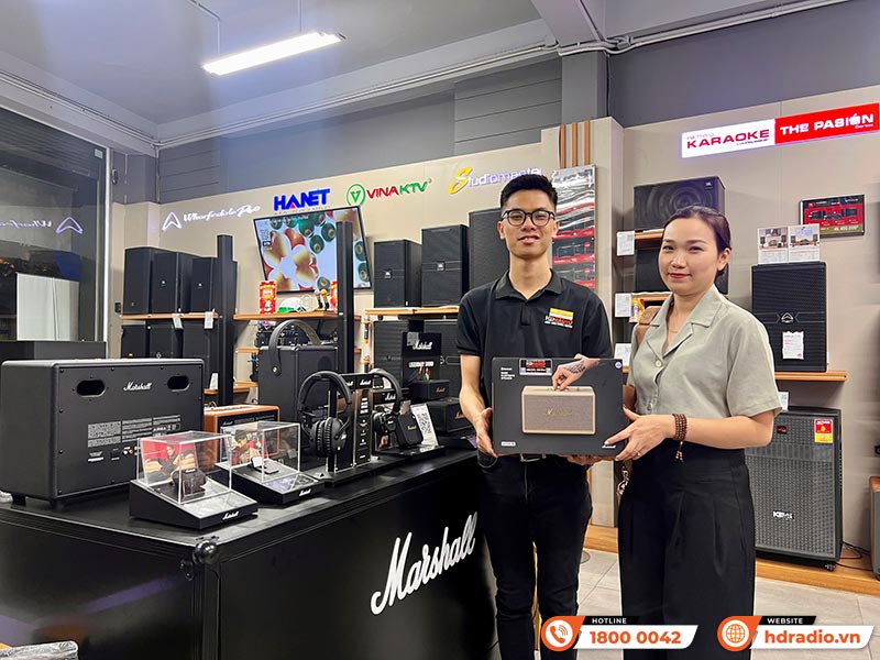 Khách hàng mua sắm tại showroom HDRadio Hai Bà Trưng