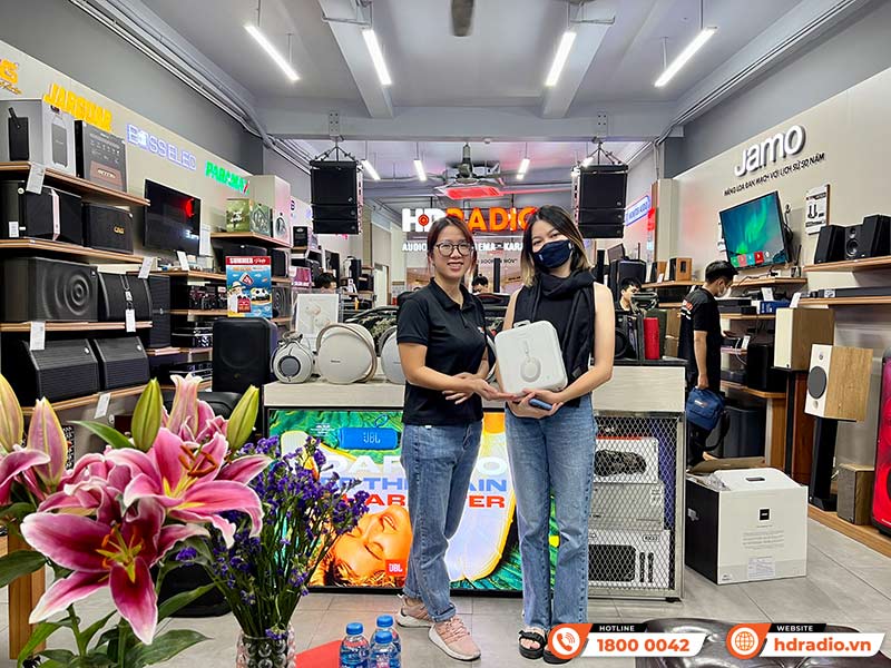 Khách hàng mua sắm tại showroom HDRadio Hai Bà Trưng
