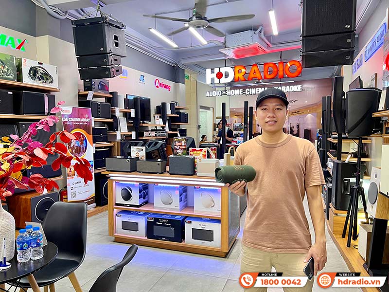 Khách hàng mua sắm tại showroom HDRadio Hai Bà Trưng