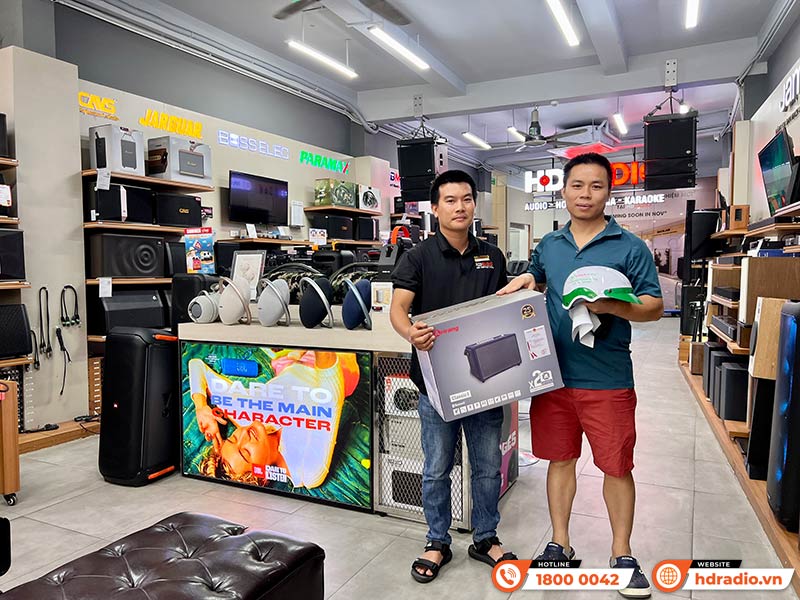 Khách hàng mua sắm tại showroom HDRadio Hai Bà Trưng