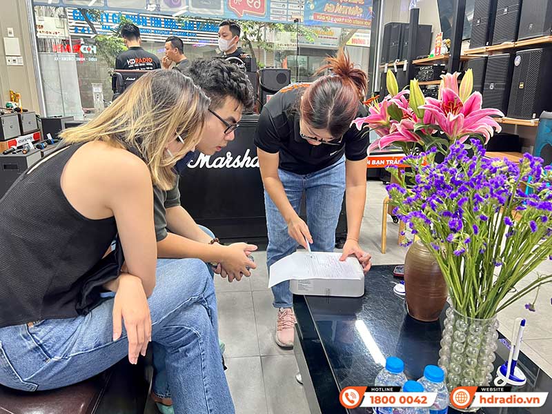 Khách hàng mua sắm tại showroom HDRadio Hai Bà Trưng
