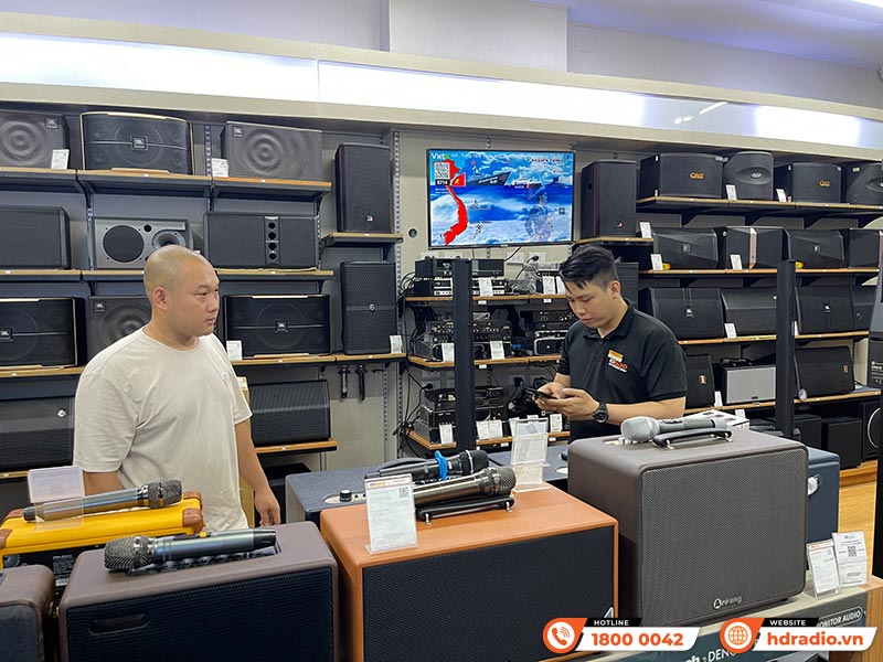 Khách hàng trải nghiệm và mua sắm thiết bị âm thanh chính hãng tại HDRadio Quận 11 Khách hàng trải nghiệm và mua sắm thiết bị âm thanh chính hãng tại HDRadio Quận 11