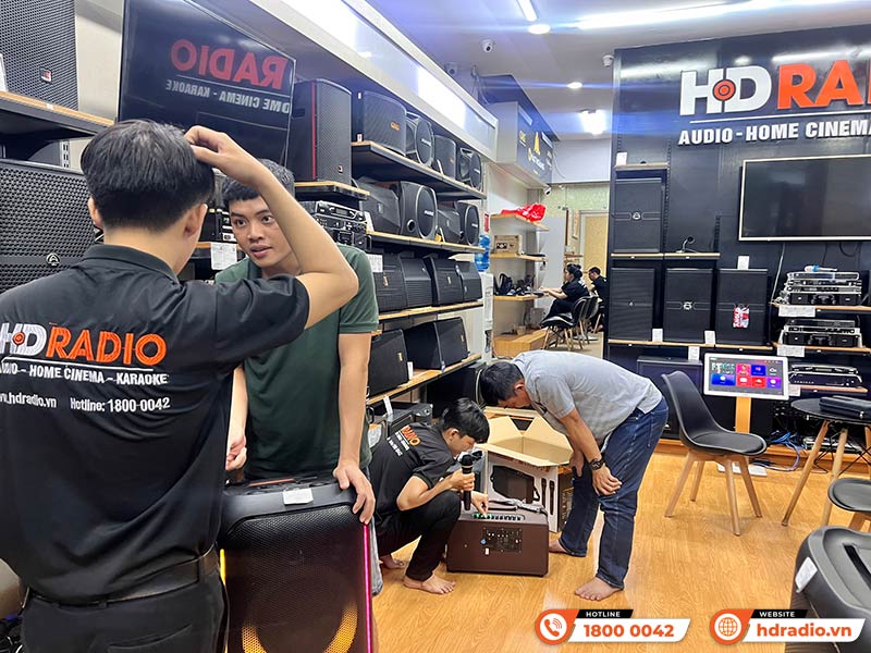 Khách hàng trải nghiệm và mua sắm thiết bị âm thanh chính hãng tại HDRadio Quận 11 Khách hàng trải nghiệm và mua sắm thiết bị âm thanh chính hãng tại HDRadio Quận 11