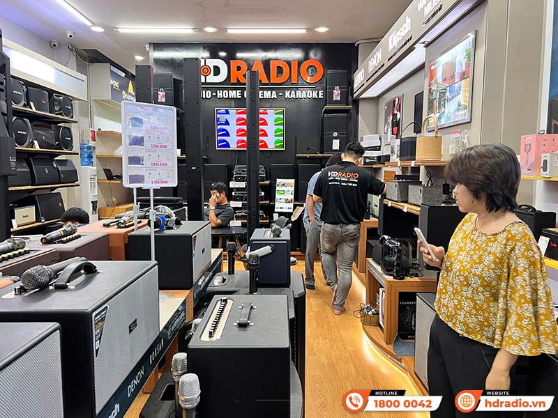 Khách hàng trải nghiệm và mua sắm thiết bị âm thanh chính hãng tại HDRadio Quận 11 Khách hàng trải nghiệm và mua sắm thiết bị âm thanh chính hãng tại HDRadio Quận 11