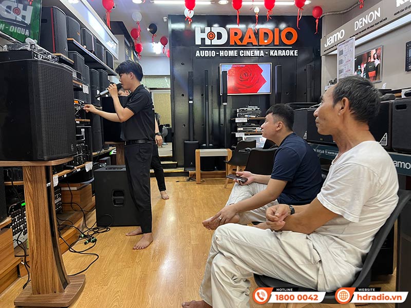Khách hàng trải nghiệm và mua sắm thiết bị âm thanh chính hãng tại HDRadio Quận 11 Khách hàng trải nghiệm và mua sắm thiết bị âm thanh chính hãng tại HDRadio Quận 11