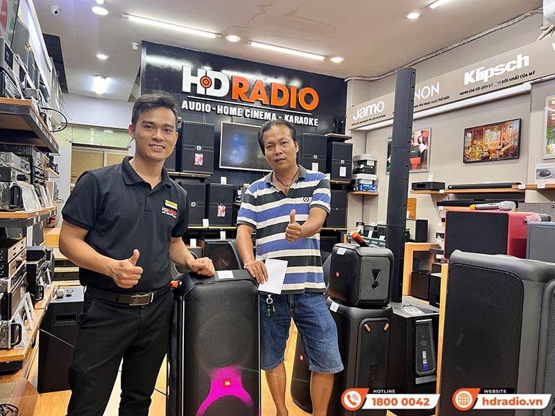 Khách hàng trải nghiệm và mua sắm thiết bị âm thanh chính hãng tại HDRadio Quận 11 Khách hàng trải nghiệm và mua sắm thiết bị âm thanh chính hãng tại HDRadio Quận 11
