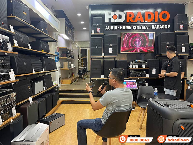 Khách hàng trải nghiệm và mua sắm thiết bị âm thanh chính hãng tại HDRadio Quận 11 Khách hàng trải nghiệm và mua sắm thiết bị âm thanh chính hãng tại HDRadio Quận 11