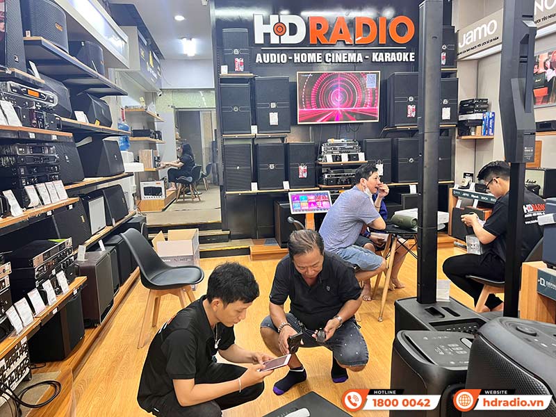 Khách hàng trải nghiệm và mua sắm thiết bị âm thanh chính hãng tại HDRadio Quận 11 Khách hàng trải nghiệm và mua sắm thiết bị âm thanh chính hãng tại HDRadio Quận 11