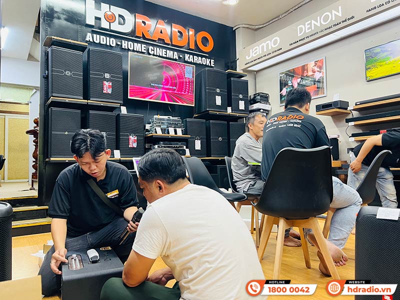 Khách hàng trải nghiệm và mua sắm thiết bị âm thanh chính hãng tại HDRadio Quận 11 Khách hàng trải nghiệm và mua sắm thiết bị âm thanh chính hãng tại HDRadio Quận 11