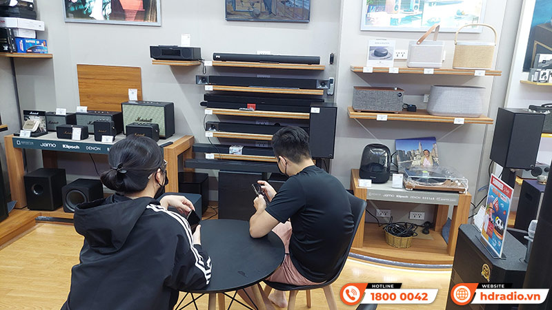 Khách hàng trải nghiệm và mua sắm thiết bị âm thanh chính hãng tại HDRadio Quận 11 Khách hàng trải nghiệm và mua sắm thiết bị âm thanh chính hãng tại HDRadio Quận 11