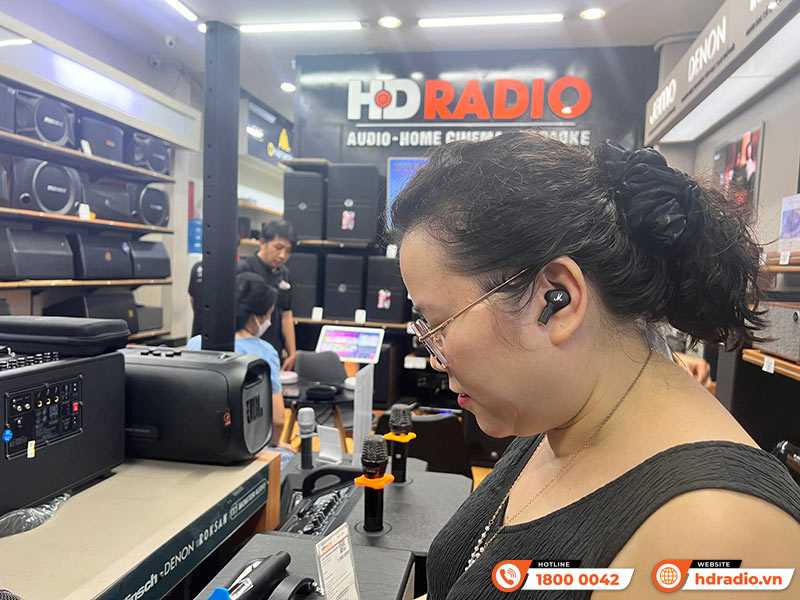 Khách hàng trải nghiệm và mua sắm thiết bị âm thanh chính hãng tại HDRadio Quận 11 Khách hàng trải nghiệm và mua sắm thiết bị âm thanh chính hãng tại HDRadio Quận 11