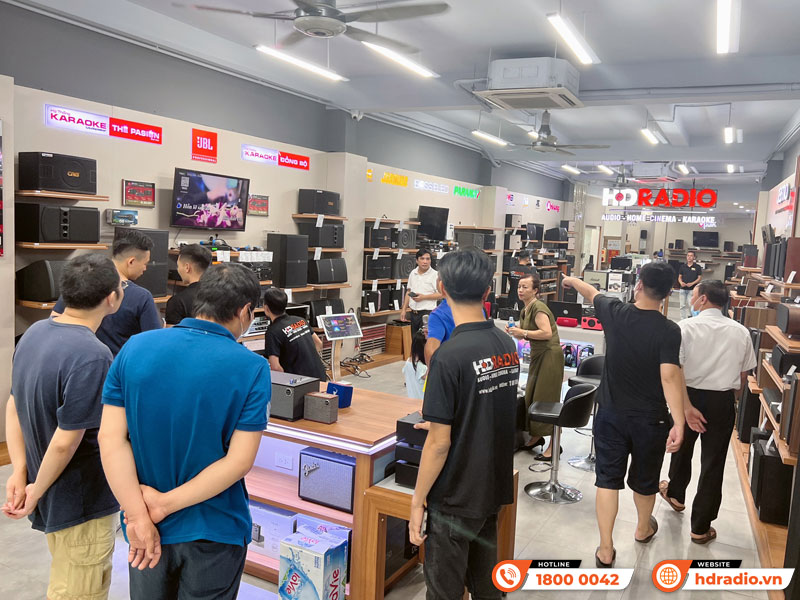 Khách hàng mua sắm thiết bị âm thanh chính hãng tại HDRadio