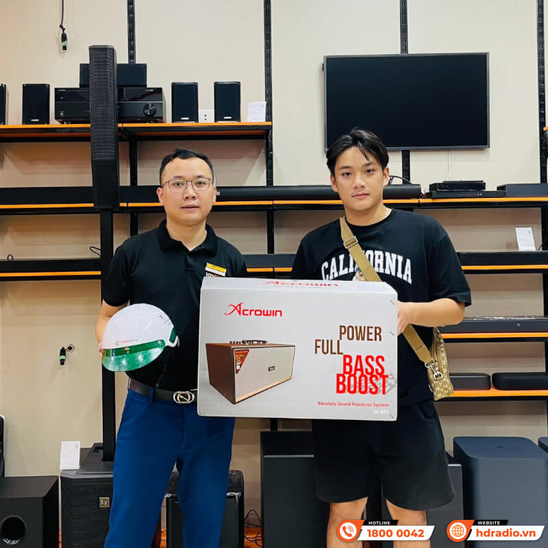 Khách hàng mua sắm thiết bị âm thanh chính hãng tại HDRadio