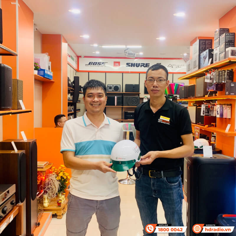 Khách hàng mua sắm thiết bị âm thanh chính hãng tại HDRadio