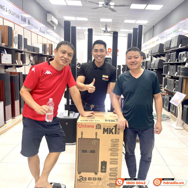 Khách hàng mua sắm thiết bị âm thanh chính hãng tại HDRadio