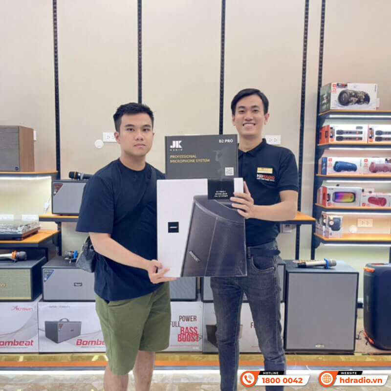 Khách hàng mua sắm thiết bị âm thanh chính hãng tại HDRadio