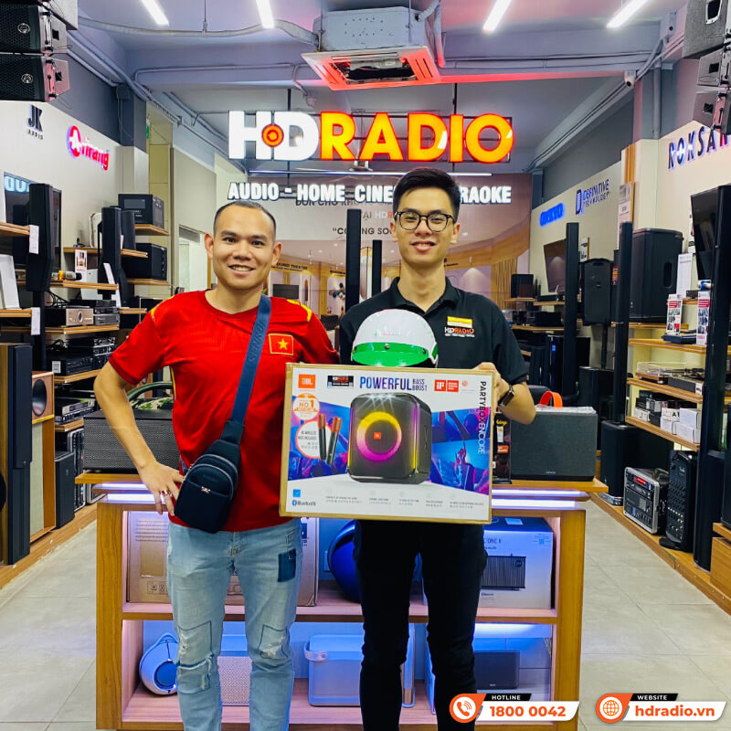 Khách hàng mua sắm thiết bị âm thanh chính hãng tại HDRadio