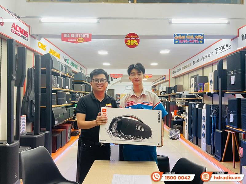 Khách hàng mua sắm thiết bị âm thanh chính hãng tại HDRadio