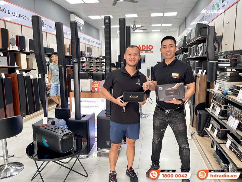 Khách hàng mua sắm thiết bị âm thanh chính hãng tại HDRadio