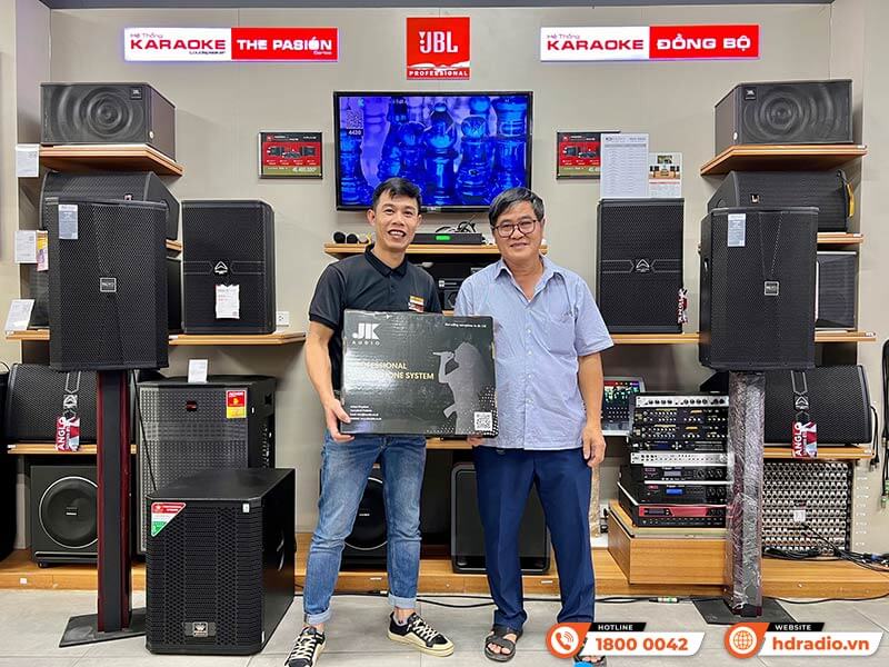 Khách hàng mua sắm thiết bị âm thanh chính hãng tại HDRadio