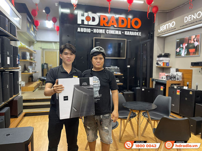 Khách hàng mua sắm thiết bị âm thanh chính hãng tại HDRadio