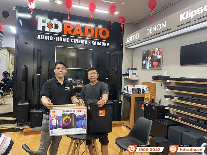 Khách hàng mua sắm thiết bị âm thanh chính hãng tại HDRadio