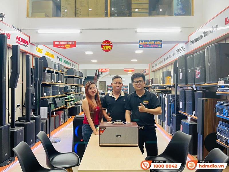Khách hàng mua sắm thiết bị âm thanh chính hãng tại HDRadio