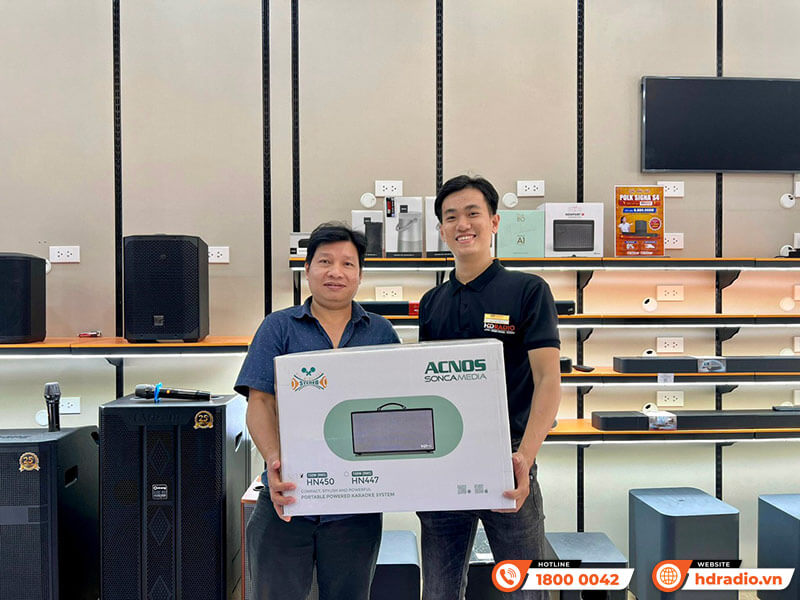 Khách hàng mua sắm thiết bị âm thanh chính hãng tại HDRadio