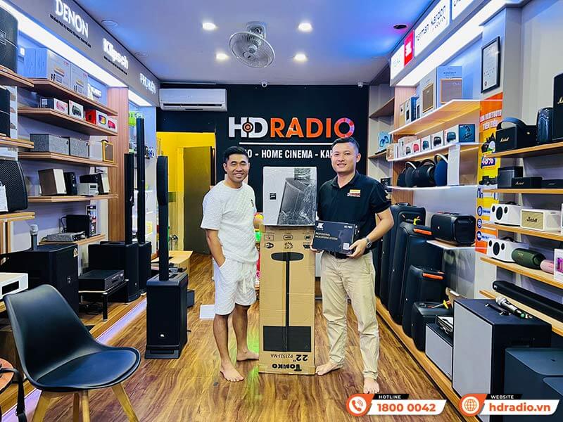 Khách hàng mua sắm thiết bị âm thanh chính hãng tại HDRadio