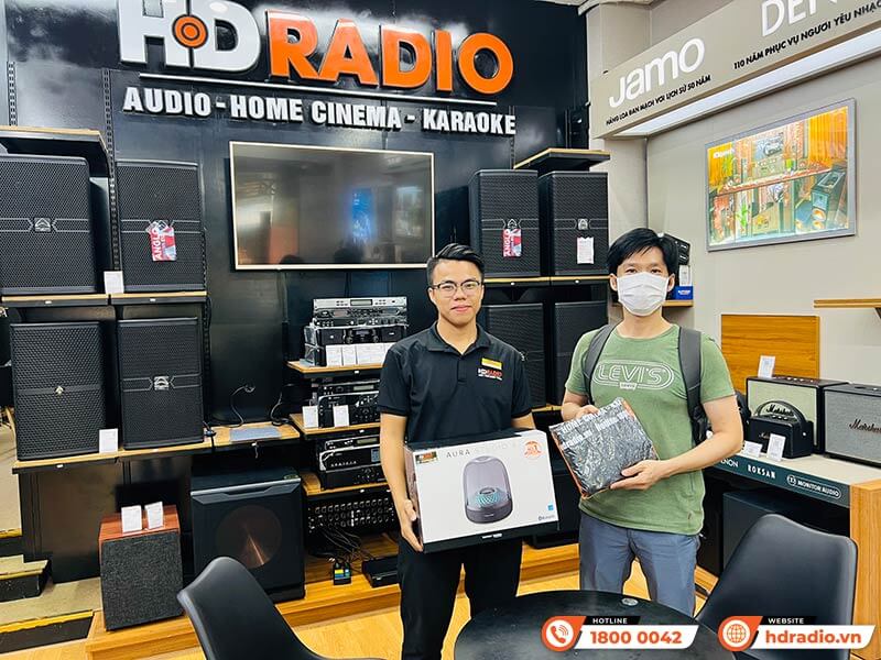Khách hàng mua sắm thiết bị âm thanh chính hãng tại HDRadio