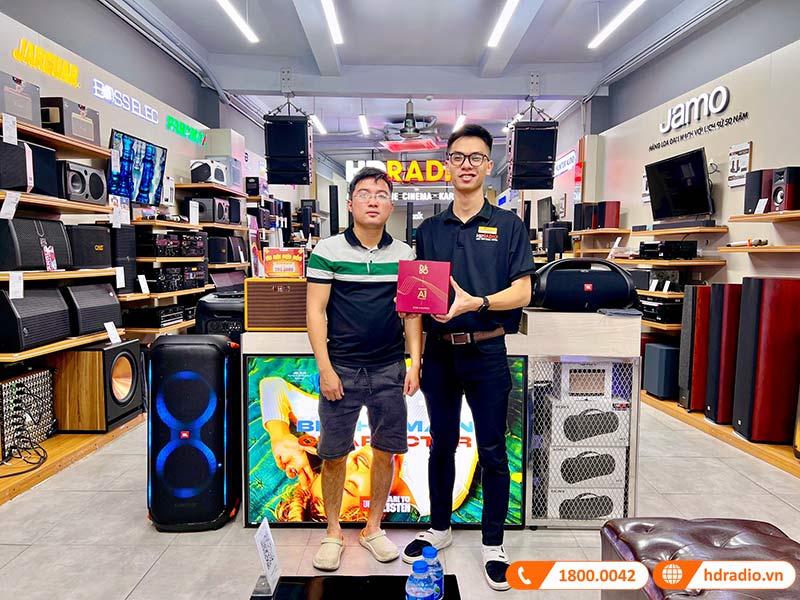 Khách hàng mua loa B&O chính hãng tại HDRadio