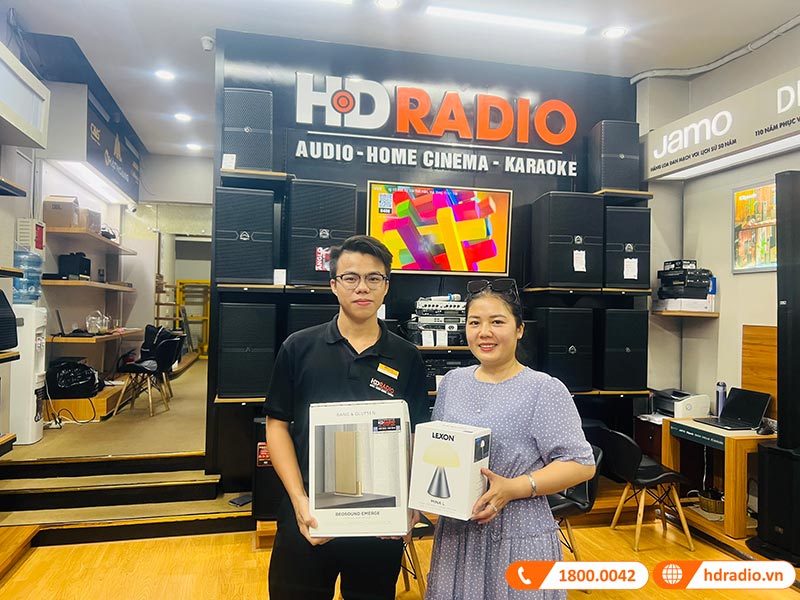 Khách hàng mua loa B&O chính hãng tại HDRadio