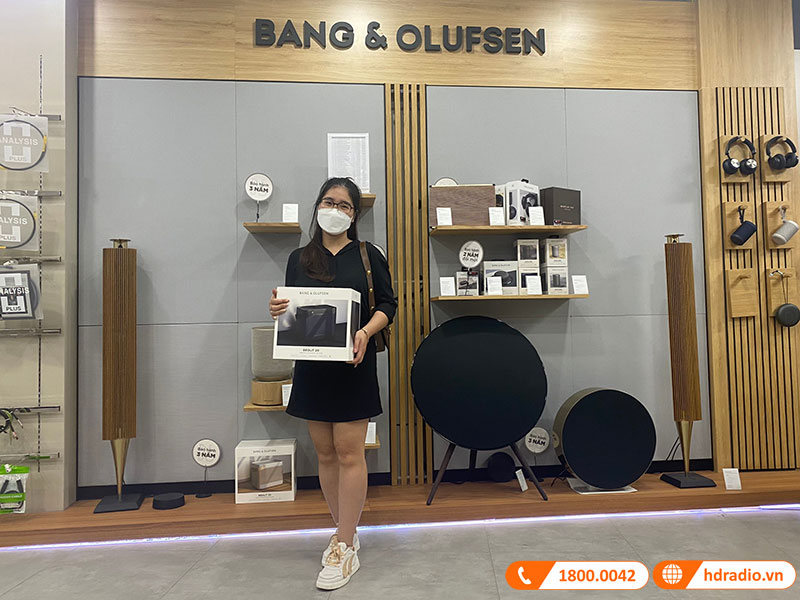 Khách hàng mua loa B&O chính hãng tại HDRadio