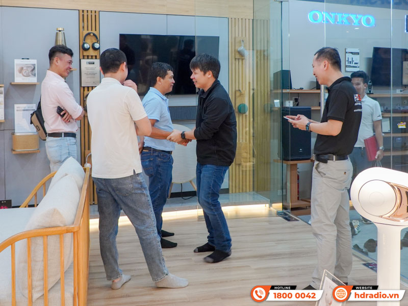 Đại diện PGI đến thăm và chia sẻ với Công ty HDRadio