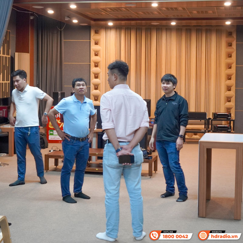 Đại diện PGI đến thăm và chia sẻ với công ty HDRadio