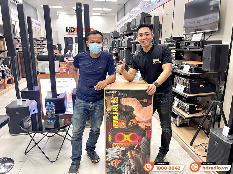 Khách hàng mua sắm thiết bị âm thanh chính hãng tại HDRadio