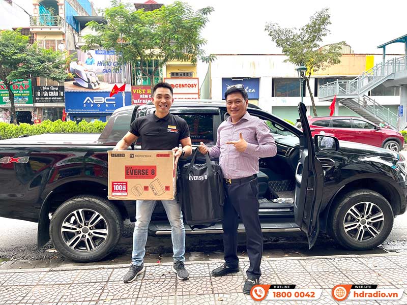 Khách hàng mua sắm thiết bị âm thanh chính hãng tại HDRadio