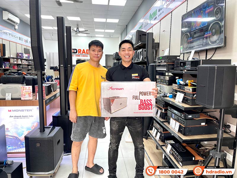 Khách hàng mua sắm thiết bị âm thanh chính hãng tại HDRadio