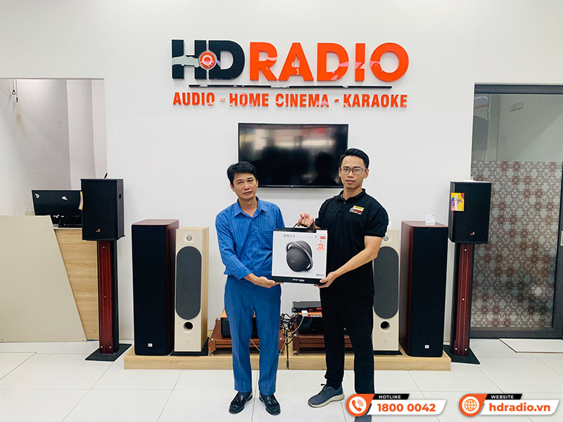 Khách hàng mua sắm thiết bị âm thanh chính hãng tại HDRadio