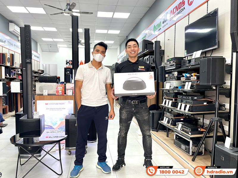 Khách hàng mua sắm thiết bị âm thanh chính hãng tại HDRadio