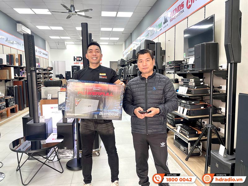 Khách hàng mua sắm thiết bị âm thanh chính hãng tại HDRadio