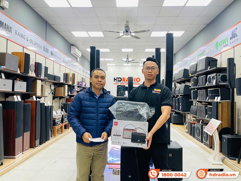 Khách hàng mua sắm thiết bị âm thanh chính hãng tại HDRadio