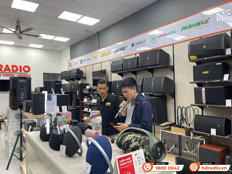 Khách hàng trải nghiệm và mua sắm tại HDRadio