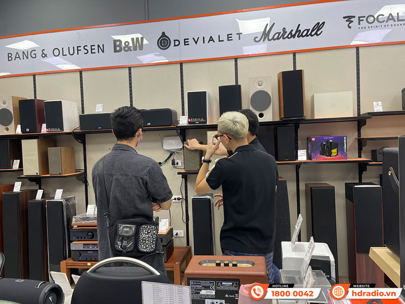 Khách hàng trải nghiệm và mua sắm tại HDRadio