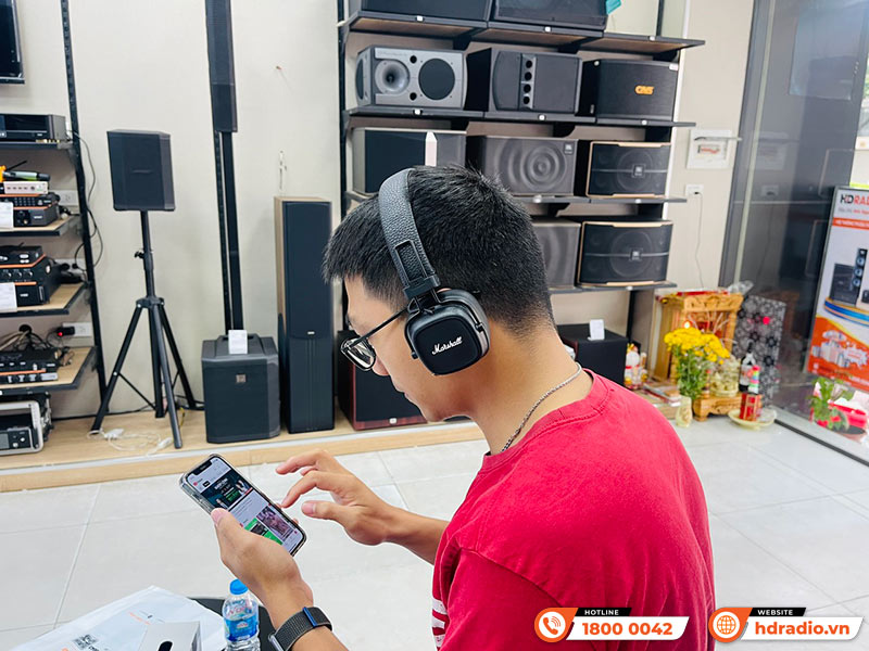 Khách hàng trải nghiệm và mua sắm tại HDRadio