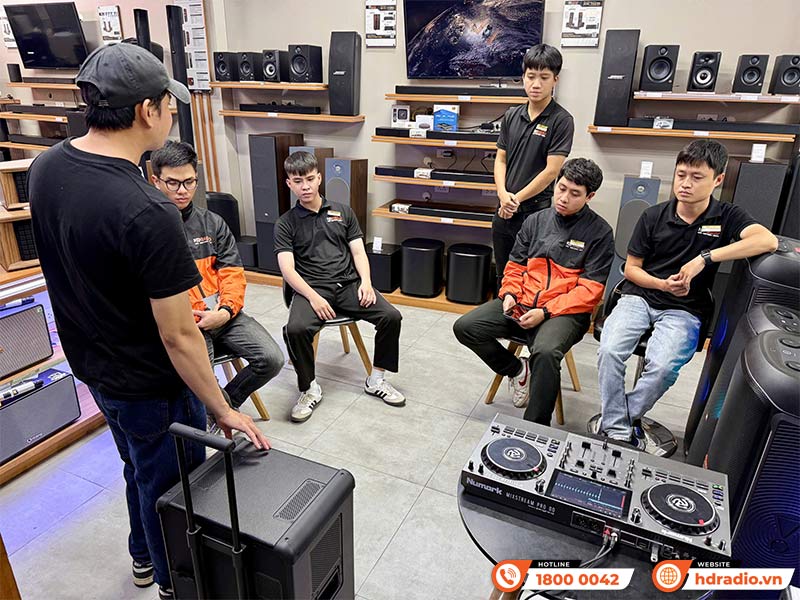 Đại diện Marshall training Loa Bromley 750 tại HDRadio
