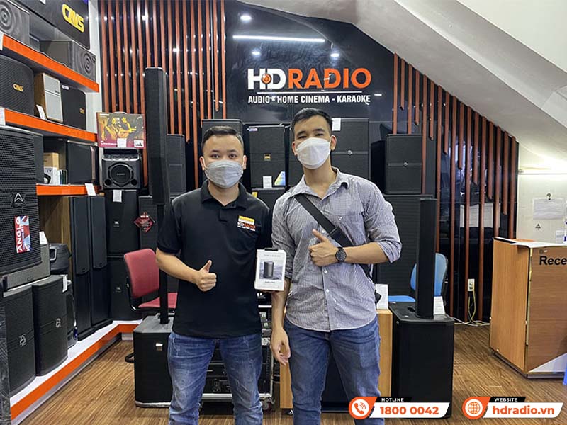 Khách hàng mua loa B&O Beosound Explore tại HDRadio